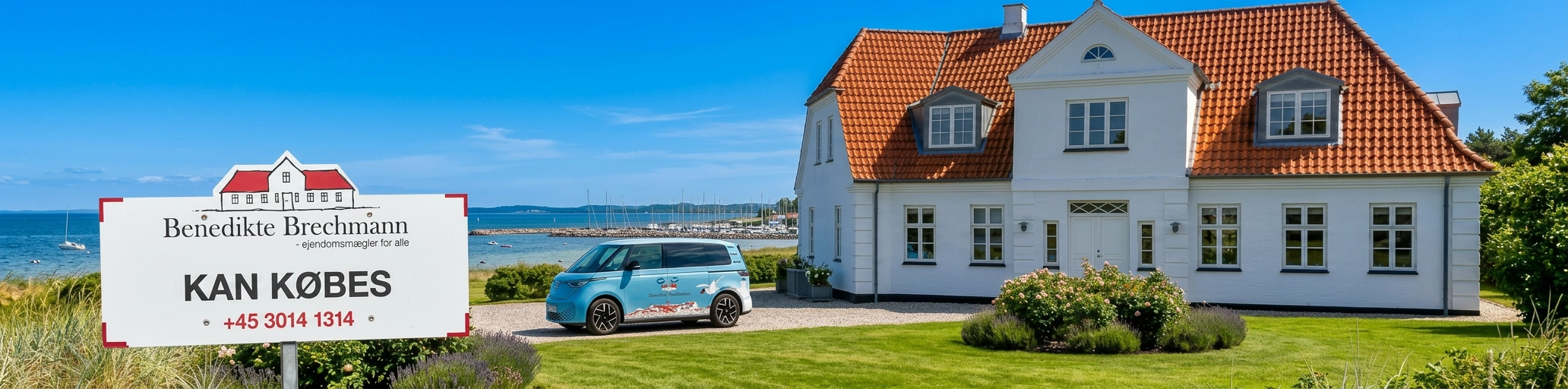 Villa med udsigt til vandet og salgs skilt fra Benedikte Brechmann Ejendomsmægler